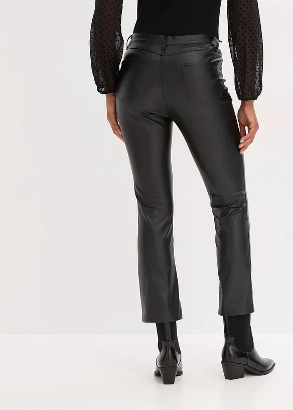 Lederimitat-Hose mit ausgestelltem Bein in schwarz von hinten - bonprix