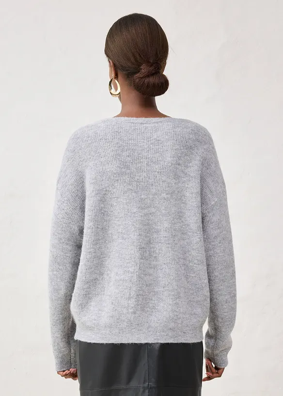 Strickjacke aus wärmendem Alpaka-Mix in grau von hinten (im Anschnitt) - bonprix