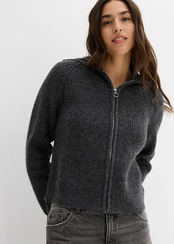 Strickjacke mit Kapuze in grau von vorne (im Anschnitt) - bonprix Strickjacke mit Kapuze in grau von vorne (im Anschnitt) - bonprix