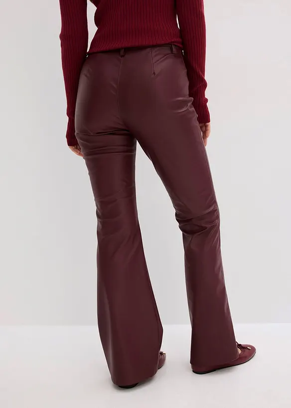 Lederimitat-Hose mit ausgestelltem Bein in rot von hinten - bonprix
