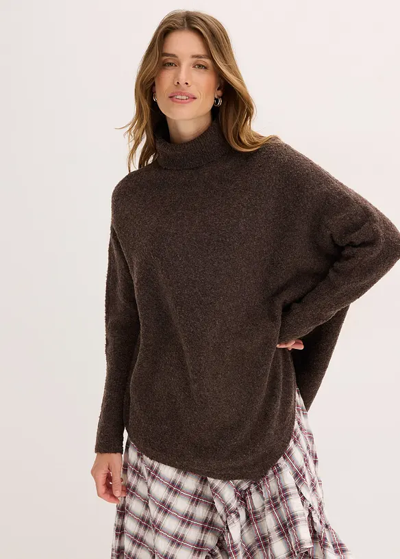 Rollkragenpullover mit Fledermausärmeln in braun von vorne (im Anschnitt) - bonprix