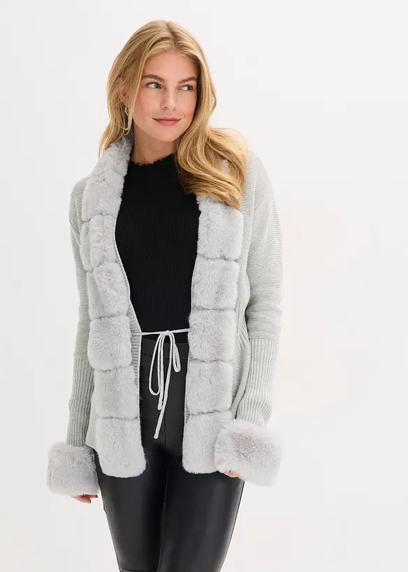 Strickjacke mit abnehmbarem Fellimitat in grau von vorne (im Anschnitt) - bonprix Strickjacke mit abnehmbarem Fellimitat in grau von vorne (im Anschnitt) - bonprix