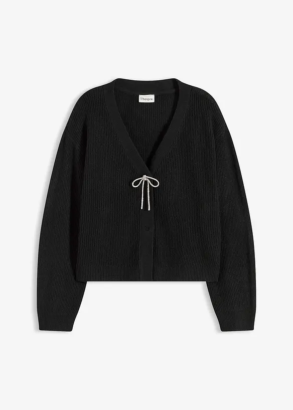 Kurze Strickjacke mit Schleifenverschluss in schwarz von vorne - bonprix