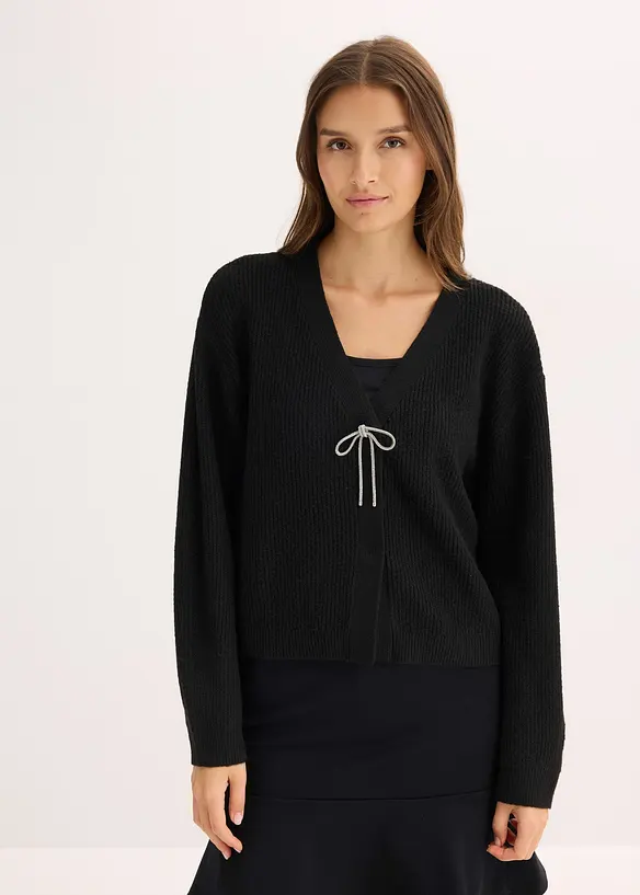 Kurze Strickjacke mit Schleifenverschluss in schwarz von vorne (im Anschnitt) - bonprix