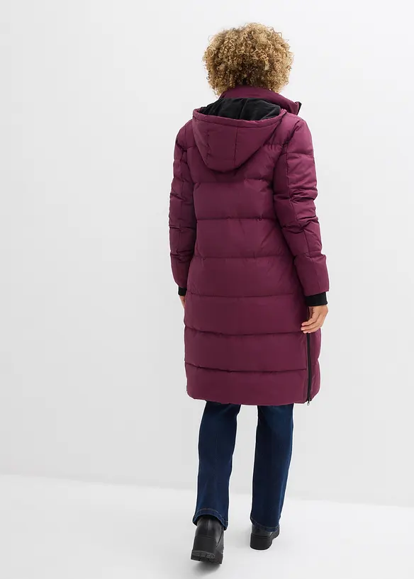 Daunenmantel mit recycelter Daune in lila von hinten (Totalaufnahme) - bonprix Daunenmantel mit recycelter Daune in lila von hinten (Totalaufnahme) - bonprix