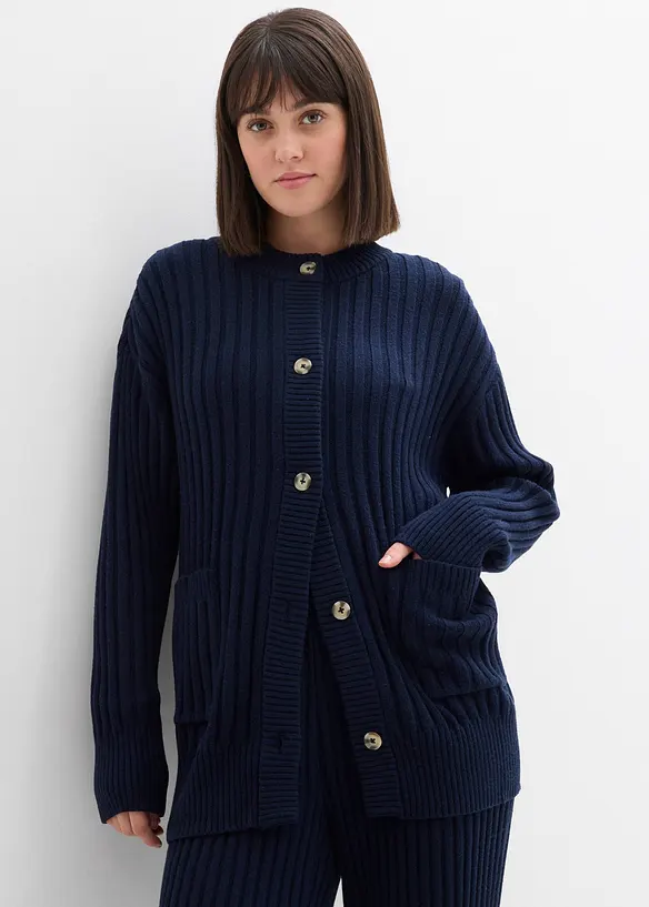 Strickjacke aus softem Viskose-Mix in blau von vorne (im Anschnitt) - bonprix