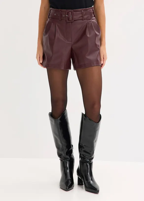 Lederimitat-Shorts mit Gürtel in rot von vorne - bonprix Lederimitat-Shorts mit Gürtel in rot von vorne - bonprix