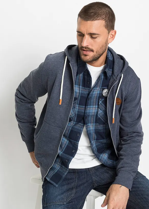 Kapuzen-Sweatjacke aus weichem Baumwoll-Mix in blau von vorne (im Anschnitt) - bonprix