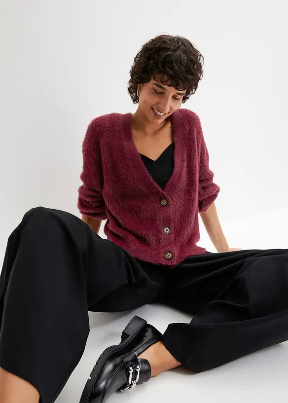 Strickjacke mit Viskose in rot von vorne (im Anschnitt) - bonprix Strickjacke mit Viskose in rot von vorne (im Anschnitt) - bonprix
