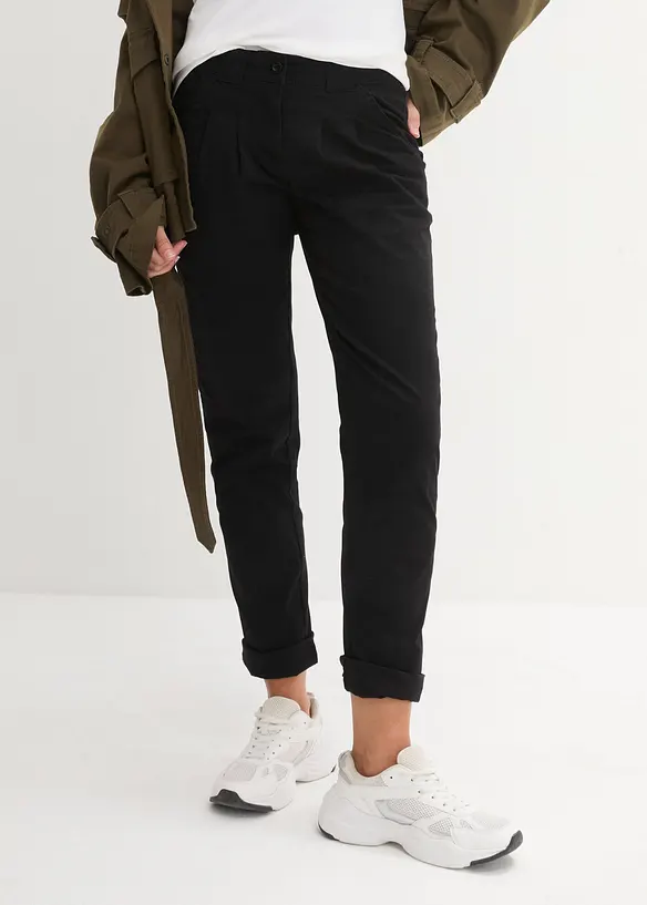 Chinohose aus elatischem Baumwoll-Mix in schwarz von vorne - bonprix