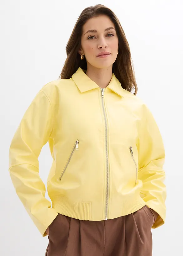 Kurze Lederimitat-Jacke in gelb von vorne (im Anschnitt) - bonprix