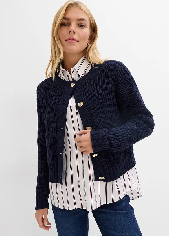 Grobstrickjacke mit gehämmerten Knöpfen in blau von vorne (im Anschnitt) - bonprix Grobstrickjacke mit gehämmerten Knöpfen in blau von vorne (im Anschnitt) - bonprix