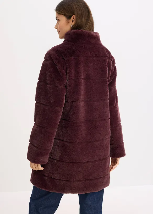 Fellimitat-Mantel mit hohem Kragen in rot von hinten (Totalaufnahme) - bonprix