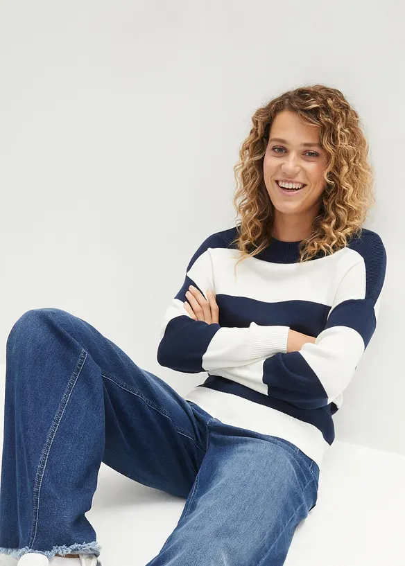 Feinstrickpullover mit Blockstreifen in blau von vorne (im Anschnitt) - bonprix