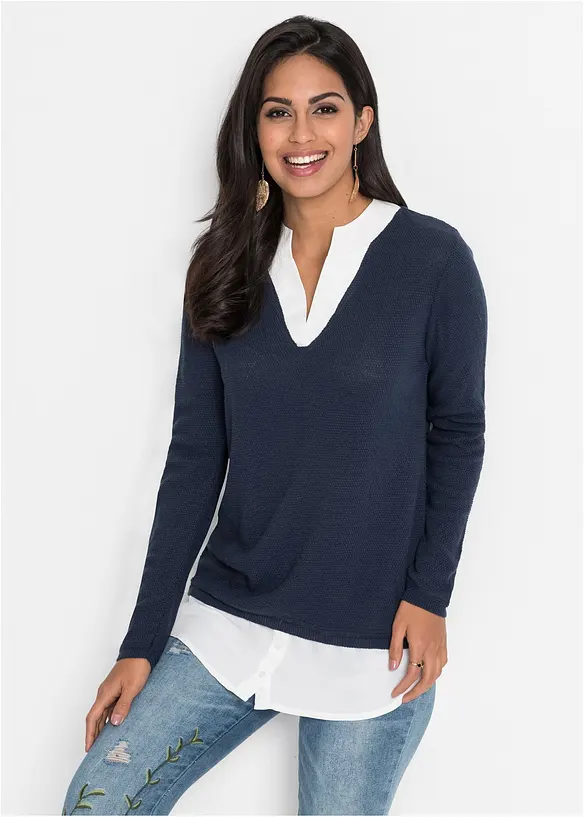 Feinstrickpullover mit Bluseneinsatz in blau von vorne (im Anschnitt) - bonprix
