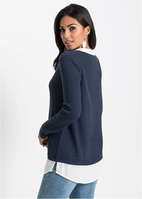 Feinstrickpullover mit Bluseneinsatz in blau von hinten (im Anschnitt) - bonprix