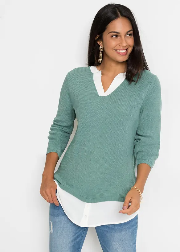 Feinstrickpullover mit Bluseneinsatz in grün von vorne (im Anschnitt) - bonprix