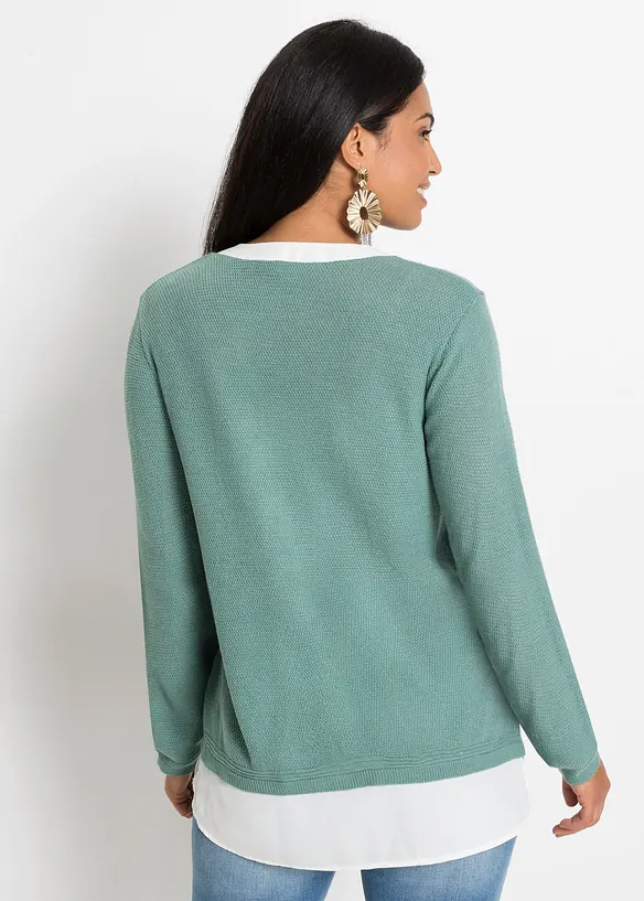 Feinstrickpullover mit Bluseneinsatz in grün von hinten (im Anschnitt) - bonprix