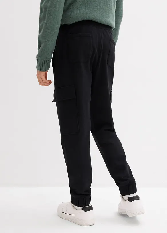 Jogginghose mit Cargotaschen, Loose Fit in schwarz von hinten - bonprix Jogginghose mit Cargotaschen, Loose Fit in schwarz von hinten - bonprix