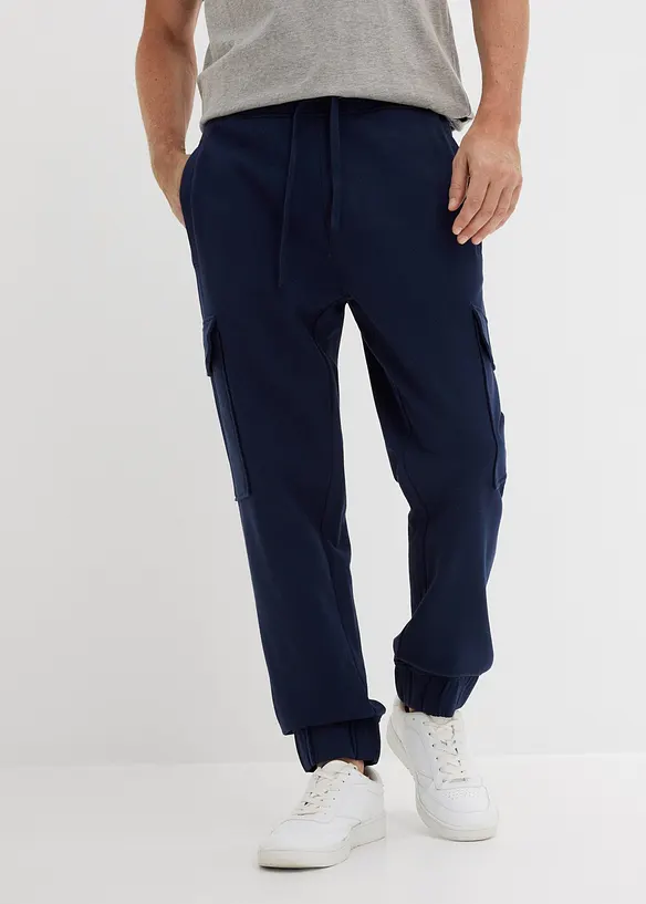 Jogginghose mit Cargotaschen, Loose Fit in blau von vorne - bonprix Jogginghose mit Cargotaschen, Loose Fit in blau von vorne - bonprix
