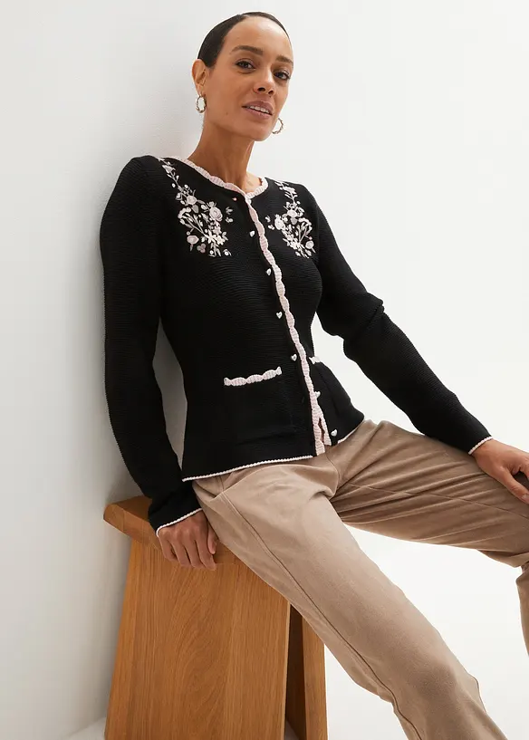 Hübsche Trachten-Strickjacke mit Stickerei in schwarz von vorne (im Anschnitt) - bonprix Hübsche Trachten-Strickjacke mit Stickerei in schwarz von vorne (im Anschnitt) - bonprix