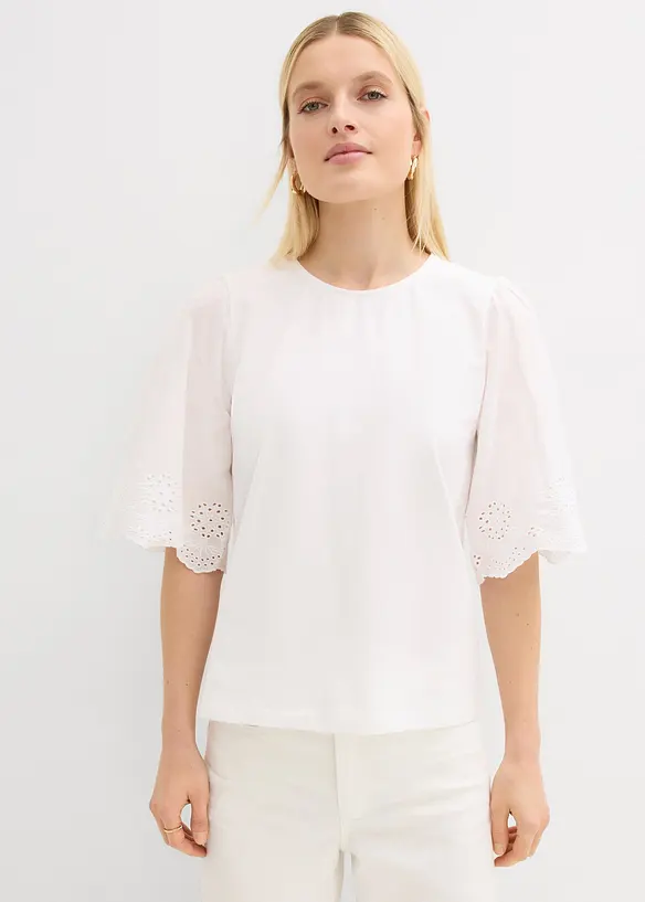 Shirt mit Lochstickerei in weiß von vorne (im Anschnitt) - bonprix