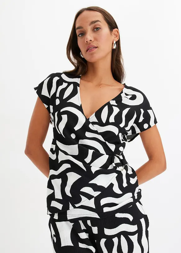 Tailliertes Shirt in schwarz von vorne (im Anschnitt) - bonprix Tailliertes Shirt in schwarz von vorne (im Anschnitt) - bonprix