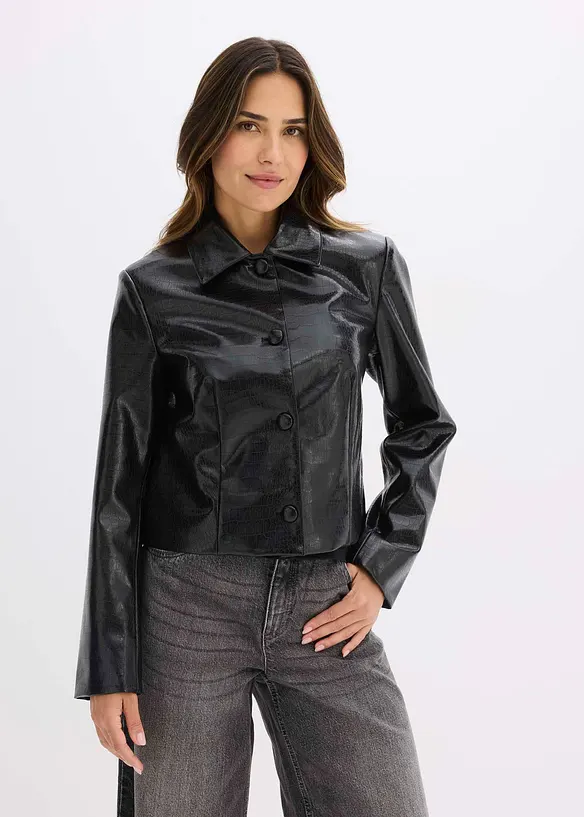 Verkürzte Lederimitat-Jacke mit glossy Krokoprägung in schwarz von vorne (im Anschnitt) - bonprix