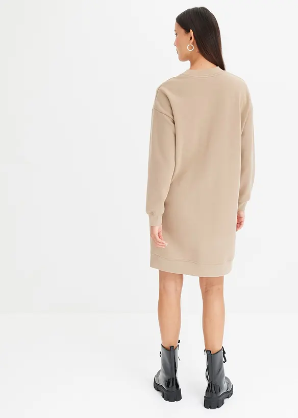 Oversize-Sweatkleid aus weichem Baumwoll-Mix in beige von hinten (Totalaufnahme) - bonprix