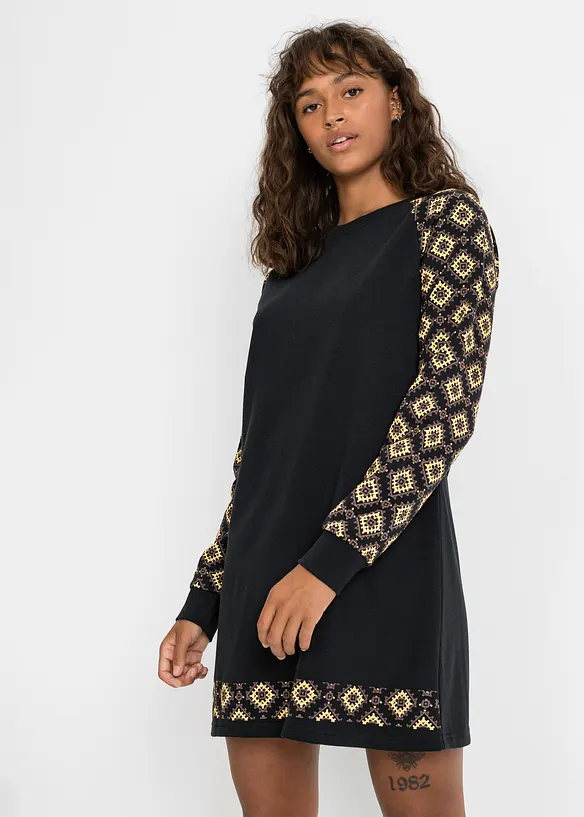 Sweatkleid mit Druck in schwarz von vorne (Totalaufnahme) - bonprix Sweatkleid mit Druck in schwarz von vorne (Totalaufnahme) - bonprix