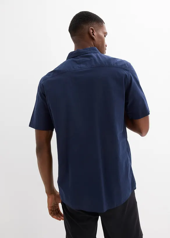 Kurzarmhemd aus Baumwolle in Regular Fit in blau von hinten (im Anschnitt) - bonprix