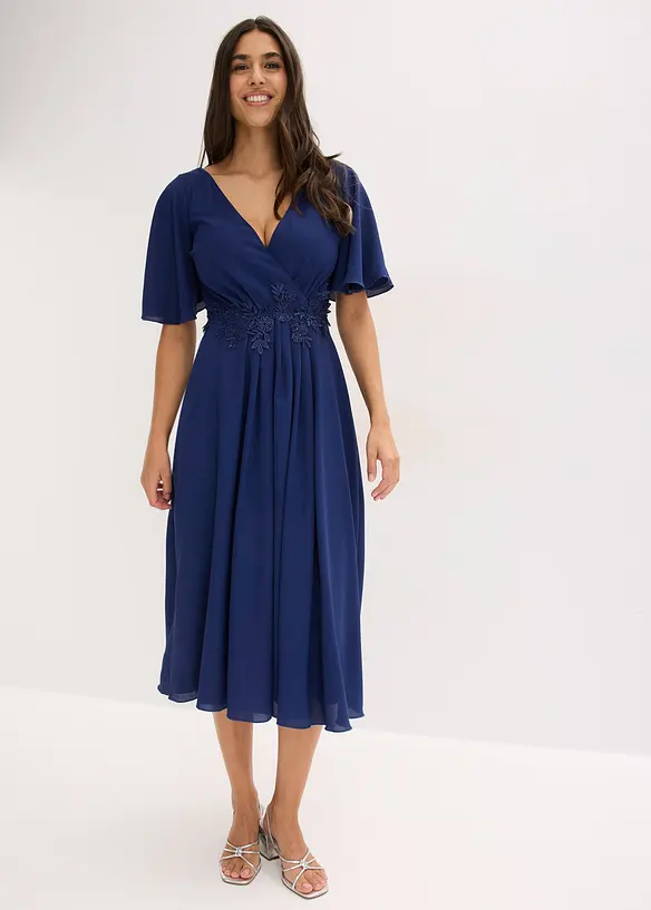 Cocktailkleid mit Spitzen-Applikation in blau von vorne (Totalaufnahme) - bonprix