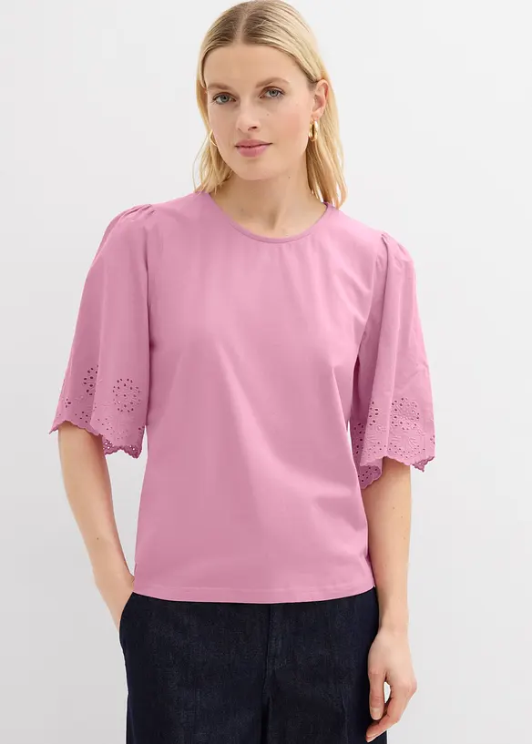 Shirt mit Lochstickerei in rosa von vorne (im Anschnitt) - bonprix
