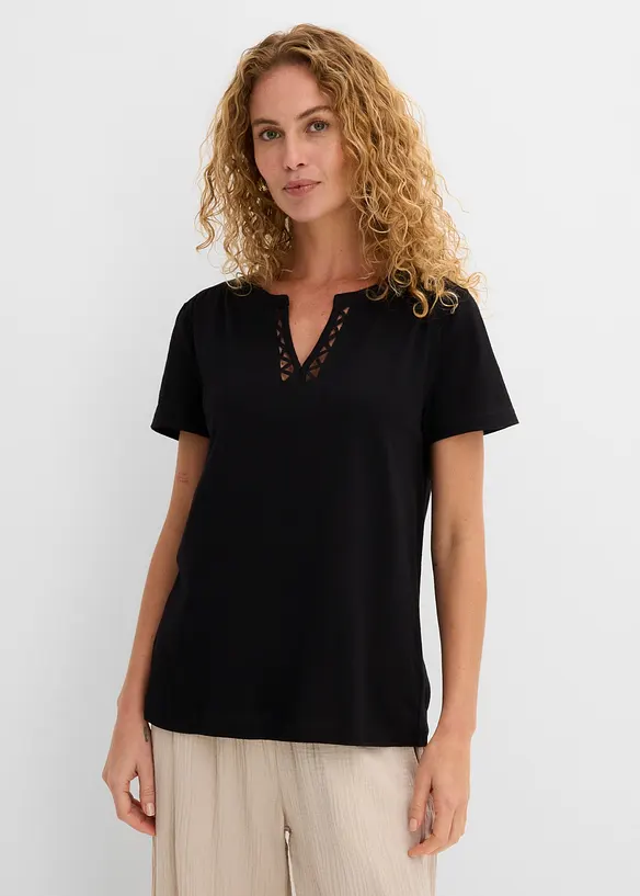 Baumwoll-Shirt mit dekorativem Ausschnitt in schwarz von vorne (im Anschnitt) - bonprix