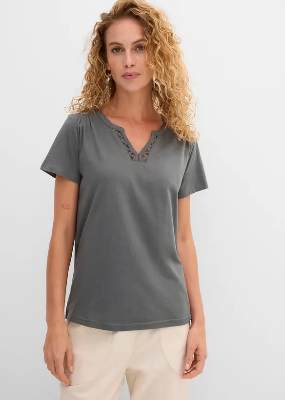 Baumwoll-Shirt mit dekorativem Ausschnitt in grün von vorne (im Anschnitt) - bonprix