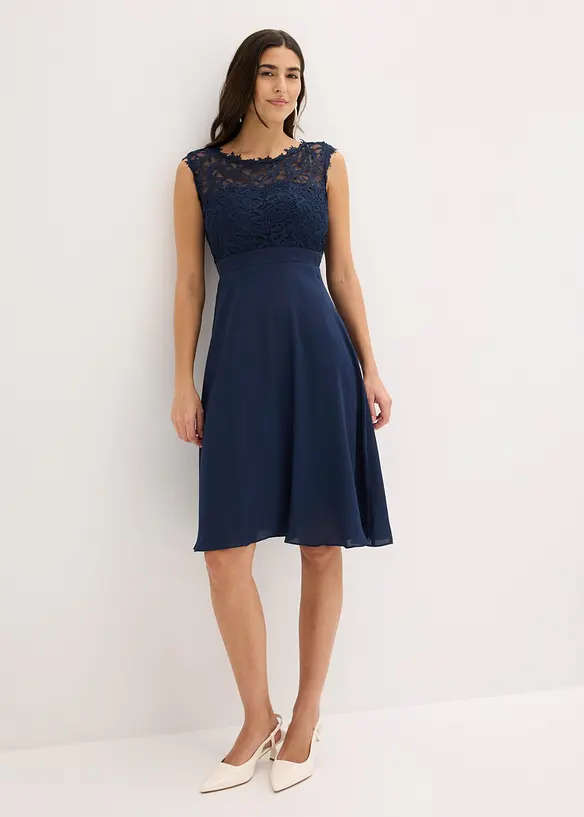 Minikleid mit Spitze in blau von vorne (Totalaufnahme) - bonprix