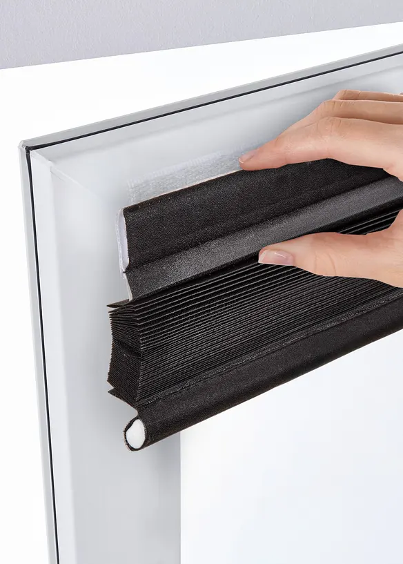 Abdunkelndes Klebe-Plissee in schwarz - bonprix