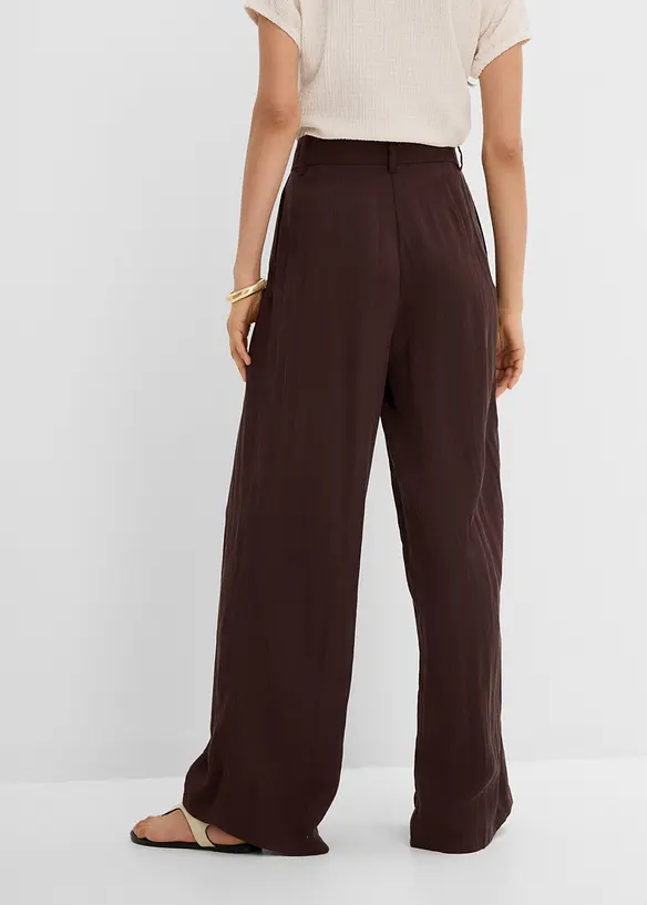 Sommerliche Bundfaltenhose in braun von hinten - bonprix