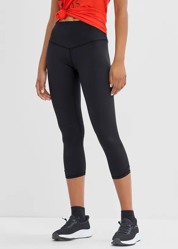 Ultraleichte Sport-Capri-Leggings mit Raffung, schnelltrocknend in schwarz von vorne - bonprix