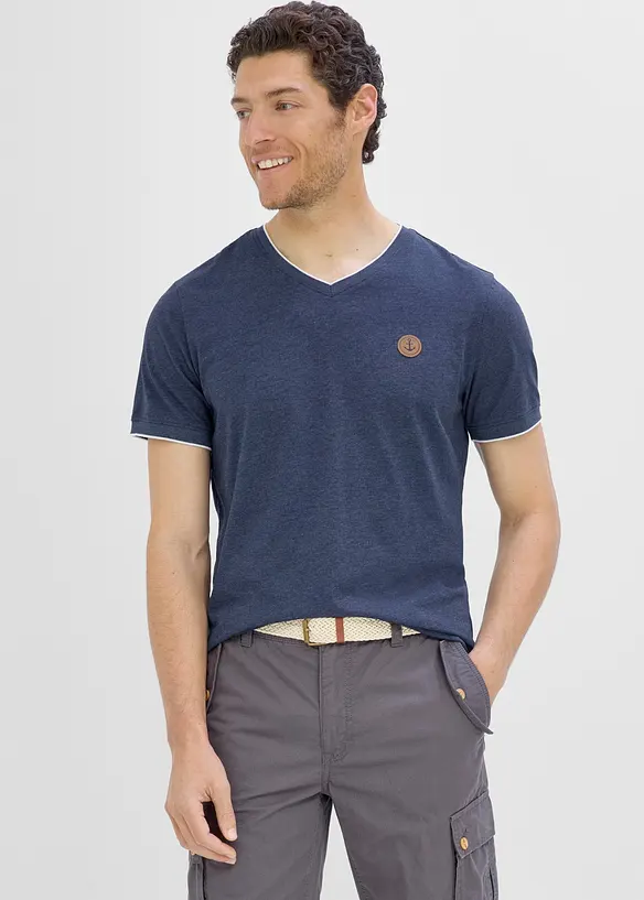 T-Shirt mit V-Ausschnitt in Doppeloptik in blau von vorne (im Anschnitt) - bonprix