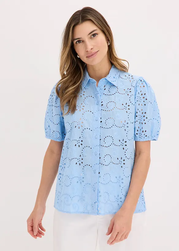 Lochstickerei-Bluse aus reiner Bio-Baumwolle in blau von vorne (im Anschnitt) - bonprix