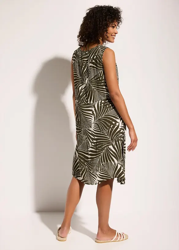 Strandkleid aus strukturierter Viskose in grün von hinten (Totalaufnahme) - bonprix