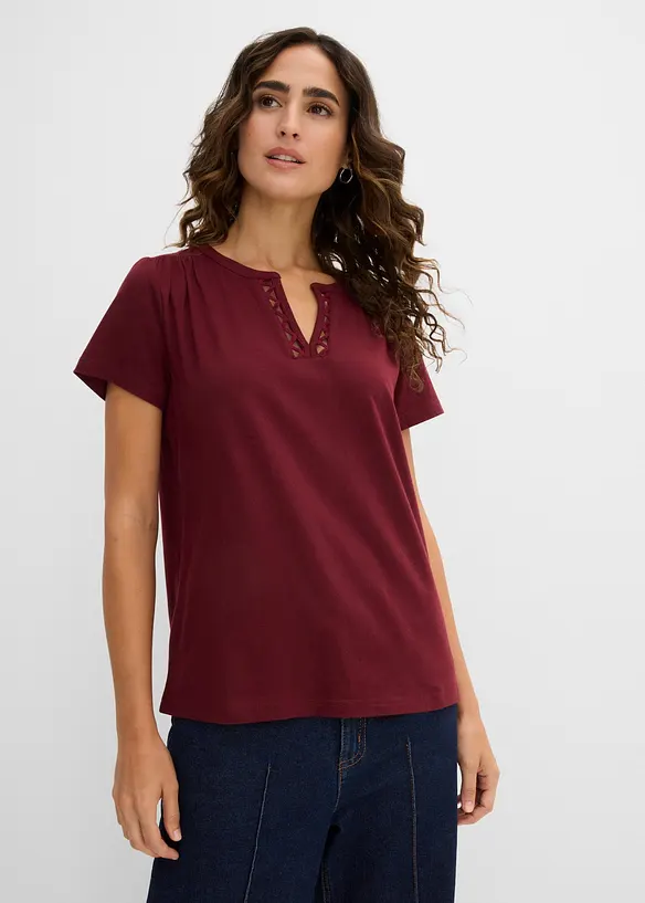 Baumwoll-Shirt mit dekorativem Ausschnitt in rot von vorne (im Anschnitt) - bonprix