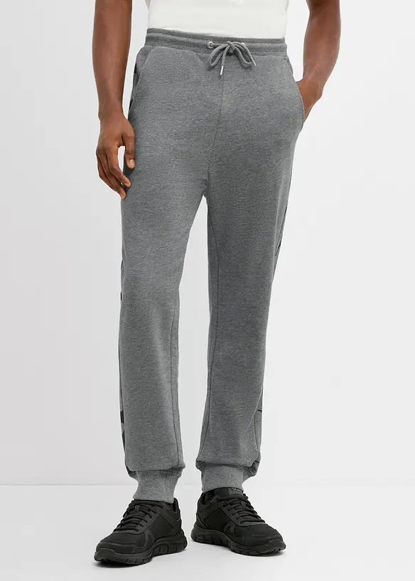 Jogginghose mit Seitenstreifen aus Bio-Baumwolle in grau von vorne - bonprix