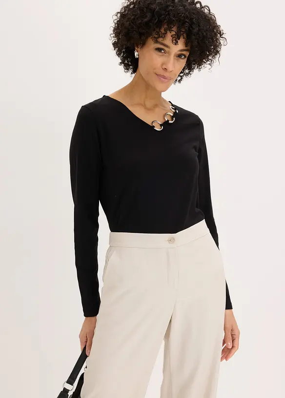 Langarmshirt mit Ösen in schwarz von vorne (im Anschnitt) - bonprix