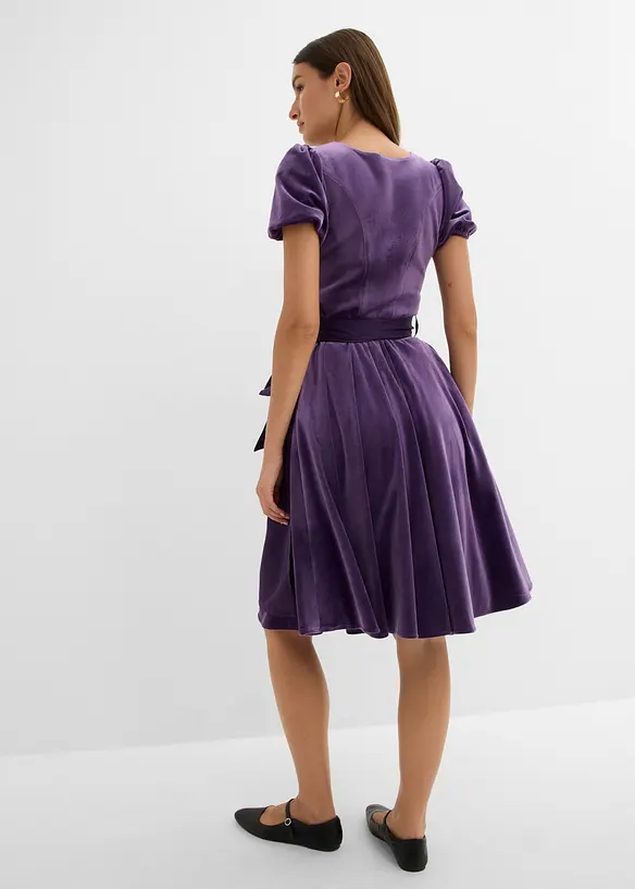 Dirndl und Schürze (2-tlg.Set) in lila von hinten (Totalaufnahme) - bonprix Dirndl und Schürze (2-tlg.Set) in lila von hinten (Totalaufnahme) - bonprix