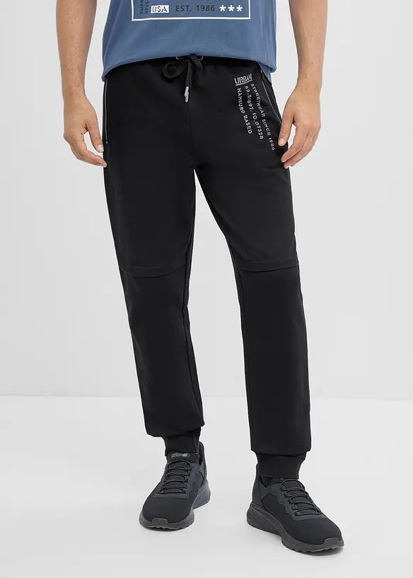 Jogginghose mit sportivem Druck aus reiner Baumwolle in schwarz von vorne - bonprix Jogginghose mit sportivem Druck aus reiner Baumwolle in schwarz von vorne - bonprix