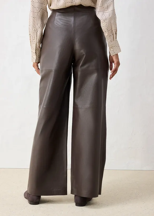 Lederhose mit Bundfalten in braun von hinten - bonprix Lederhose mit Bundfalten in braun von hinten - bonprix