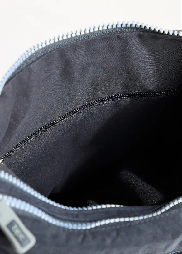 Umhängetasche mit Außentaschen in schwarz geöffnet - bonprix