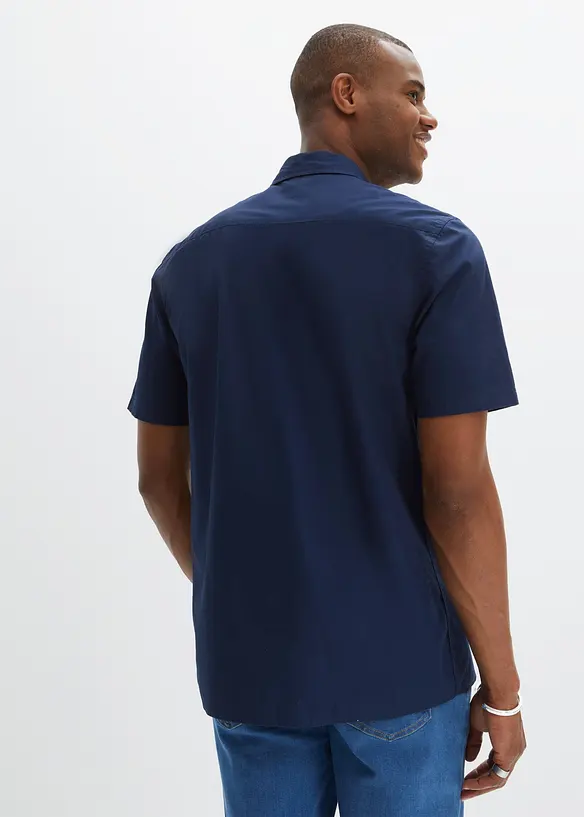 Kurzarmhemd aus Baumwoll-Popeline in Regular Fit in blau von hinten (im Anschnitt) - bonprix